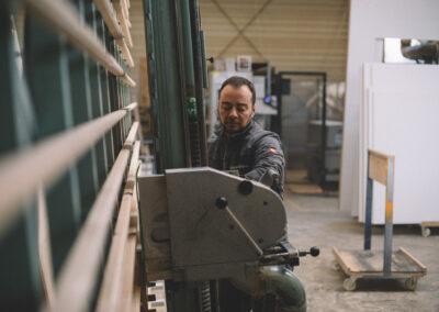 Handwerker bei der Arbeit in der Schreinerei Werkstatt