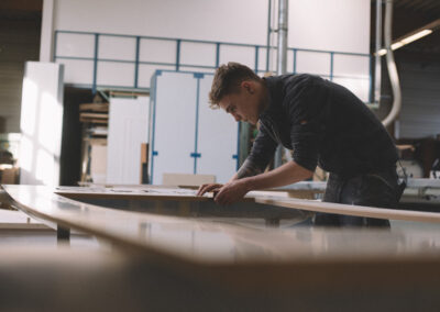 Handwerker bei der Arbeit in der Schreinerei Werkstatt