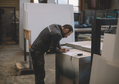 Handwerker bei der Arbeit in der Schreinerei Werkstatt