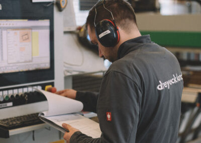 Handwerker bei der Arbeit in der Schreinerei Werkstatt