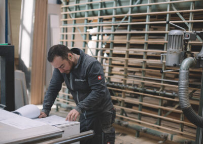 Handwerker bei der Arbeit in der Schreinerei Werkstatt